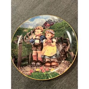 M.J. Hummel little companions country crossroads decorative plate 1990